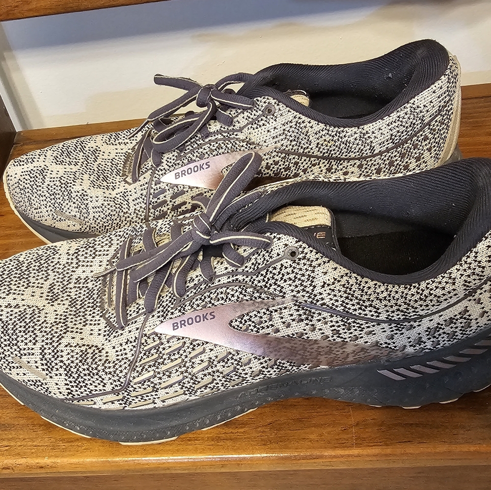 Brooks womens Adrenaline 21 GTS